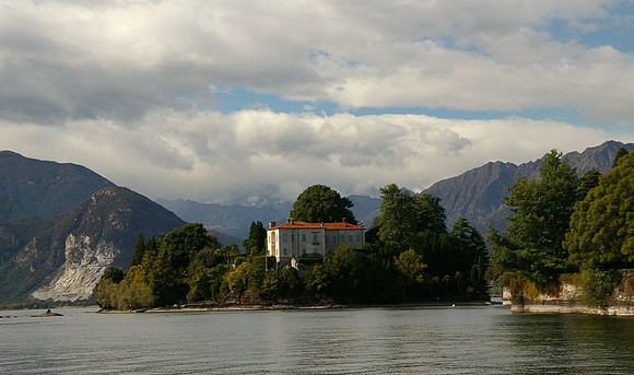Lake villa
